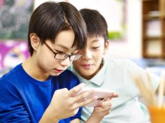 女子上班对电脑、下班看手机,一检查